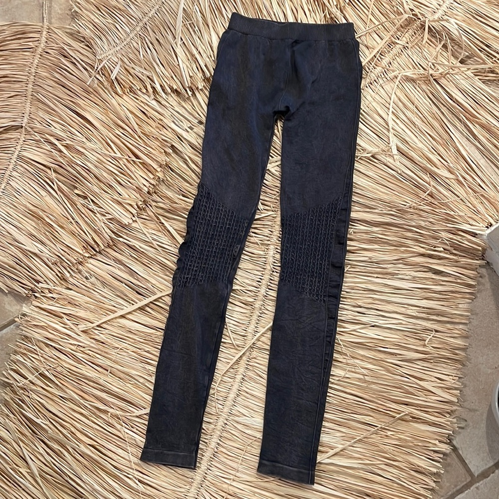 nikibiki leggings. gray. one size.